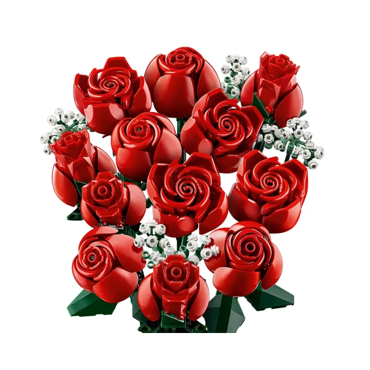 LEGO-Strauß aus roten Rosen mit grünen Blättern und kleinen weißen Blüten auf weißem Hintergrund