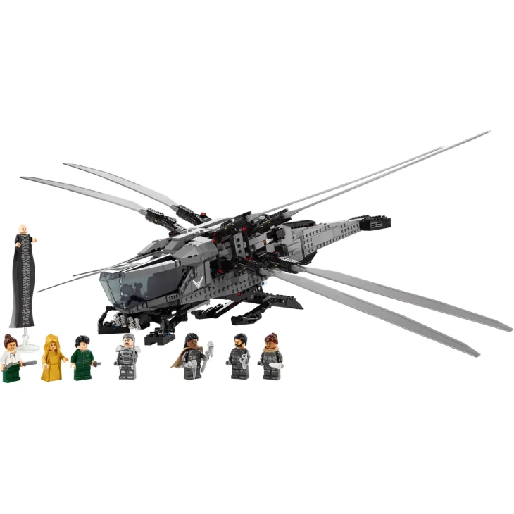 Grauer LEGO Atreides Royal Ornithopter mit ausgebreiteten Flügeln, begleitet von 8 Minifiguren inkl. Paul, Jessica und Atreides-Soldaten