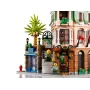 Detailansicht des LEGO Boutique-Hotels mit Palme, Außentreppe, Balkonen mit Minifiguren und bunter Fassade Detailansicht des LEGO Boutique-Hotels mit Palme, Außentreppe, Balkonen mit Minifiguren und bunter Fassade
