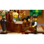 LEGO Hotel-Rezeption mit blonder Angestellter am Empfang und Gast im schwarzen Anzug mit Koffer LEGO Hotel-Rezeption mit blonder Angestellter am Empfang und Gast im schwarzen Anzug mit Koffer