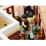 Innenansicht des LEGO Hotels mit Rezeptionist im Anzug an der Rezeption, weißer Treppe und detaillierter Einrichtung Innenansicht des LEGO Hotels mit Rezeptionist im Anzug an der Rezeption, weißer Treppe und detaillierter Einrichtung