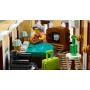 Innenansicht des LEGO Boutique-Hotels mit grauhaariger Rezeptionistin hinter Tresen, Kasse und grünem Gepäck Innenansicht des LEGO Boutique-Hotels mit grauhaariger Rezeptionistin hinter Tresen, Kasse und grünem Gepäck