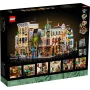 LEGO Boutique-Hotel (10297) Verpackung zeigt bunte Stadtstraße mit detaillierten Gebäuden, Figuren und Innenräumen LEGO Boutique-Hotel (10297) Verpackung zeigt bunte Stadtstraße mit detaillierten Gebäuden, Figuren und Innenräumen