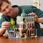 Gesamtansicht des zusammengebauten LEGO Boutique Hotel Sets mit 3-stöckigem Gebäude, grüner Kuppel und Stadtdetails Gesamtansicht des zusammengebauten LEGO Boutique Hotel Sets mit 3-stöckigem Gebäude, grüner Kuppel und Stadtdetails