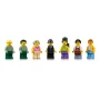 Sieben LEGO-Minifiguren aufgereiht: zwei Angestellte in grünen Uniformen, eine Frau in Rosa, ein Mann im schwarzen Anzug und drei Zivilisten Sieben LEGO-Minifiguren aufgereiht: zwei Angestellte in grünen Uniformen, eine Frau in Rosa, ein Mann im schwarzen Anzug und drei Zivilisten