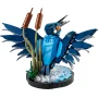 Blauer LEGO-Eisvogel mit ausgebreiteten Flügeln auf rundem Sockel mit Schilf und kristallklarem Wassereffekt Blauer LEGO-Eisvogel mit ausgebreiteten Flügeln auf rundem Sockel mit Schilf und kristallklarem Wassereffekt
