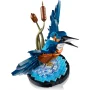 LEGO-Eisvogel mit ausgebreiteten blauen Flügeln, spitzem schwarzen Schnabel, taucht zu Wasserbecken mit Fischen und Schilf LEGO-Eisvogel mit ausgebreiteten blauen Flügeln, spitzem schwarzen Schnabel, taucht zu Wasserbecken mit Fischen und Schilf