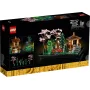 LEGO Der friedliche Garten (10315) Verpackung zeigt japanischen Garten mit roter Brücke, Kirschblüten, Laternen und Pavillons