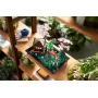 Gesamtansicht des LEGO Sets Friedlicher Garten mit japanischem Pavillon, rosa Kirschblütenbäumen, roter Brücke und Teich auf Holzregal