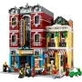 Gesamtansicht des LEGO Jazz Club Sets mit rotem Backsteingebäude, blauem Schild, gelbem Restaurant, Figuren und grünem Roller Gesamtansicht des LEGO Jazz Club Sets mit rotem Backsteingebäude, blauem Schild, gelbem Restaurant, Figuren und grünem Roller