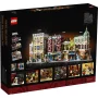 LEGO Jazz Club Verpackung zeigt bunte Straßengebäude, roten Jazzclub in der Mitte, Minifiguren und Innenszenen LEGO Jazz Club Verpackung zeigt bunte Straßengebäude, roten Jazzclub in der Mitte, Minifiguren und Innenszenen