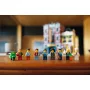 Reihe von 9 LEGO-Minifiguren mit Musikern und Figuren in historischen Kostümen, Jazzclub-Gebäude im Hintergrund Reihe von 9 LEGO-Minifiguren mit Musikern und Figuren in historischen Kostümen, Jazzclub-Gebäude im Hintergrund