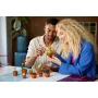 Zwei Erwachsene bauen gemeinsam LEGO-Miniaturpflanzen in kleinen orangefarbenen Töpfen auf einem weißen Tisch Zwei Erwachsene bauen gemeinsam LEGO-Miniaturpflanzen in kleinen orangefarbenen Töpfen auf einem weißen Tisch