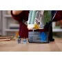 LEGO-Informationsplakette mit blauem Hologramm vor dem Firespray-Schiff und zwei Minifiguren