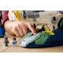 Kinderhand positioniert LEGO-Minifiguren neben Firespray-Raumschiff mit ausgefahrener grüner Rampe