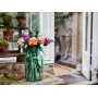 Bunter LEGO-Blumenstrauß in grüner transparenter Vase auf Tisch mit Gartenhintergrund Bunter LEGO-Blumenstrauß in grüner transparenter Vase auf Tisch mit Gartenhintergrund