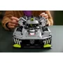 Frontansicht des grauen LEGO Peugeot 9X8 Rennwagens mit neongelben Details, Kinderhände im Hintergrund sichtbar Frontansicht des grauen LEGO Peugeot 9X8 Rennwagens mit neongelben Details, Kinderhände im Hintergrund sichtbar