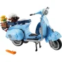 Hellblauer LEGO Vespa-Roller mit Blumenkorb, ausgeklapptem Ständer und orangefarbenen Teilen am Boden Hellblauer LEGO Vespa-Roller mit Blumenkorb, ausgeklapptem Ständer und orangefarbenen Teilen am Boden