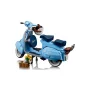 Hellblauer Vintage-LEGO-Vespa-Roller mit Frontkorb, blauem Sitz und detaillierten Zubehörteilen auf weißem Ständer Hellblauer Vintage-LEGO-Vespa-Roller mit Frontkorb, blauem Sitz und detaillierten Zubehörteilen auf weißem Ständer