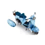 Gesamtansicht des hellblauen LEGO Vespa 125 Rollers mit dunkelblauem Sitz, Lenker und realistischen Details Gesamtansicht des hellblauen LEGO Vespa 125 Rollers mit dunkelblauem Sitz, Lenker und realistischen Details