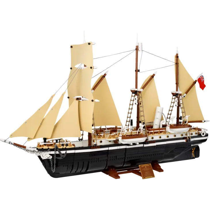 Navire LEGO L'Endurance avec coque noire, voiles beiges déployées, trois mâts avec gréement et support d'exposition