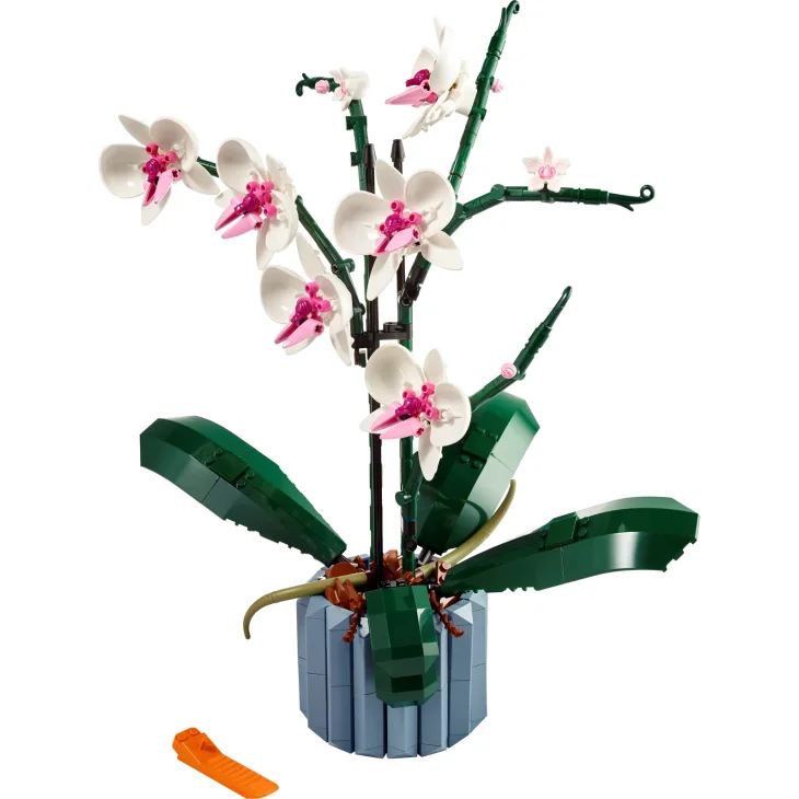 Orchidée LEGO avec fleurs blanches à cœur rose, feuilles vertes et pot bleu-gris, vue d'ensemble du modèle assemblé