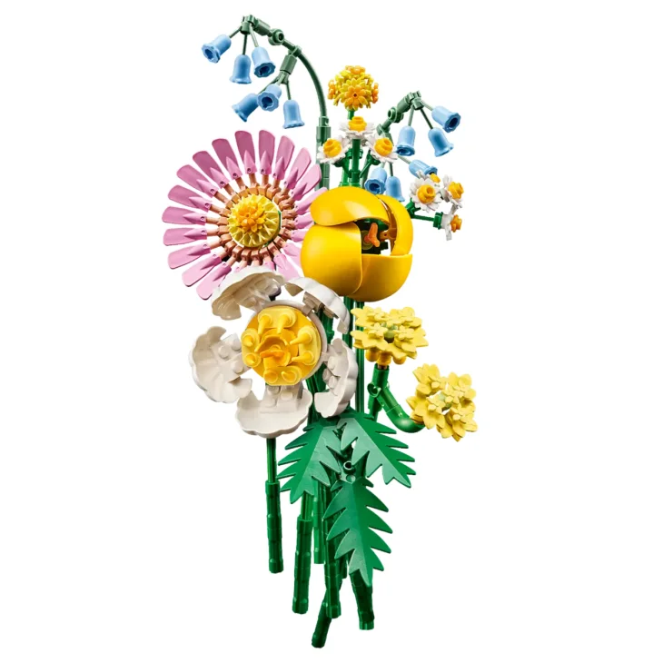 Bouquet LEGO coloré avec fleurs roses, jaunes et blanches, myrtilles bleues et feuillage vert sur fond blanc