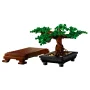 Bonsaï LEGO avec feuillage vert dense dans un pot rectangulaire noir, accompagné d'un présentoir en bois marron Bonsaï LEGO avec feuillage vert dense dans un pot rectangulaire noir, accompagné d'un présentoir en bois marron