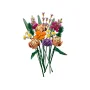 Bouquet LEGO coloré avec roses roses et orange, fleurs violettes, marguerites jaunes et tiges vertes sur fond blanc