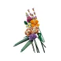Bouquet LEGO coloré avec fleurs orange, roses, violettes et lavande sur tiges vertes, vue d'ensemble sur fond blanc