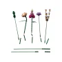 Pièces LEGO du set Bouquet de fleurs : tiges vertes et éléments floraux colorés incluant lavande, pivoine et fleurs violettes