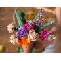 Bouquet LEGO coloré tenu à la main avec roses violettes et roses, tulipes orange, lavande et feuillage vert