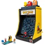 Borne d'arcade LEGO PAC-MAN jaune avec écran de jeu, figurines colorées sur le dessus et mini-figurines LEGO à côté