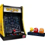 Borne d'arcade LEGO PAC-MAN jaune et noire avec écran de jeu, joystick rouge et figurines PAC-MAN et fantômes colorés