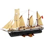 Navire LEGO L'Endurance avec coque noire, voiles beiges déployées, trois mâts avec gréement et support d'exposition
