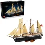 Navire LEGO L'Endurance assemblé avec voiles beiges déployées, coque noire et détails bruns, présenté avec sa boîte