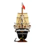 Vue complète du navire LEGO Endurance avec coque noire, voiles beiges déployées, mâts détaillés et drapeau rouge sur fond blanc