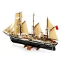 Navire LEGO L'Endurance avec coque noire, voiles beiges déployées, trois mâts et drapeau rouge sur socle en bois