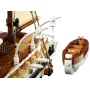 Gros plan sur le pont du navire L'Endurance LEGO avec gréement blanc, voiles beiges et canot de sauvetage marron