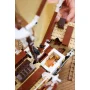 Gros plan sur l'intérieur détaillé du navire LEGO L'Endurance avec cabines, escaliers et une main plaçant une pièce