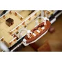 Détail du navire LEGO Endurance montrant un canot de sauvetage marron avec des caisses, fixé sur le pont beige du bateau