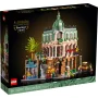 Boîte LEGO montrant l'hôtel-boutique avec son dôme vert, ses arcades et sa terrasse avec palmier sur fond sombre