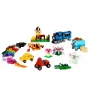 Vue d'ensemble des créations LEGO : train bleu, voitures, tigre, fantôme, maison, fleurs, crocodile et briques colorées étalées Vue d'ensemble des créations LEGO : train bleu, voitures, tigre, fantôme, maison, fleurs, crocodile et briques colorées étalées
