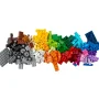 Assortiment coloré de briques LEGO dispersées en arc-en-ciel, du gris et marron à gauche vers le violet à droite Assortiment coloré de briques LEGO dispersées en arc-en-ciel, du gris et marron à gauche vers le violet à droite