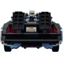Vue arrière de la DeLorean LEGO avec plaque d'immatriculation OUTATIME, portes papillon ouvertes et réacteur à fusion visible