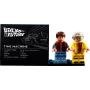 Deux figurines LEGO : Marty McFly en veste rouge et Doc Brown en combinaison jaune, avec une plaque d'information Retour vers le futur