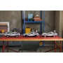 Trois DeLorean LEGO argentées alignées sur une table d'atelier, montrant l'évolution de la machine à remonter le temps