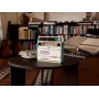 Radio rétro LEGO beige et orange avec antenne sur table ronde, bibliothèque en arrière-plan Radio rétro LEGO beige et orange avec antenne sur table ronde, bibliothèque en arrière-plan