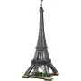 Tour Eiffel LEGO complète avec structure métallique détaillée, base verte et véhicules miniatures à ses pieds sur fond blanc