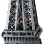 Vue de détail de la Tour Eiffel LEGO montrant la structure métallique grise avec des figurines rouge et jaune sur une plateforme